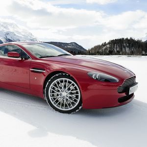 Превью обои aston martin, v8, vantage, 2008, красный, вид сбоку, авто, астон мартин, снег, горы