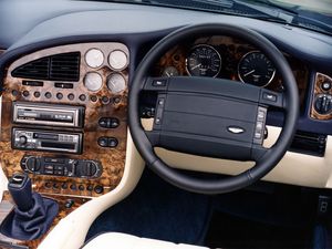 Превью обои aston martin, v8, vantage, 1993, салон, интерьер, руль, спидометр