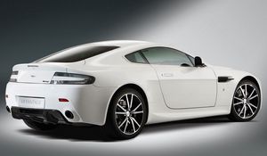 Превью обои aston martin, v8, vantage, 2010, белый, вид сбоку, авто, астон мартин