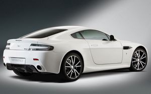 Превью обои aston martin, v8, vantage, 2010, белый, вид сбоку, авто, астон мартин