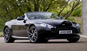 Превью обои aston martin, v8, vantage, 2010, черный, вид спереди, авто, астон мартин, дерево