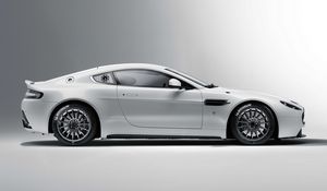 Превью обои aston martin, v8, vantage, 2010, белый, вид сбоку, астон мартин, стиль