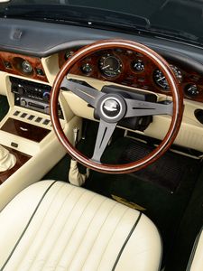 Превью обои aston martin, v8, vantage, 1984, салон, интерьер, руль, спидометр