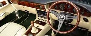 Превью обои aston martin, v8, vantage, 1984, салон, интерьер, руль, спидометр