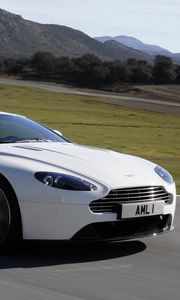 Превью обои aston martin, v8, vantage, 2011, белый, вид сбоку, скорость, астон мартин, горы