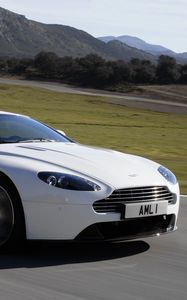 Превью обои aston martin, v8, vantage, 2011, белый, вид сбоку, скорость, астон мартин, горы