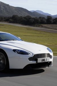 Превью обои aston martin, v8, vantage, 2011, белый, вид сбоку, скорость, астон мартин, горы