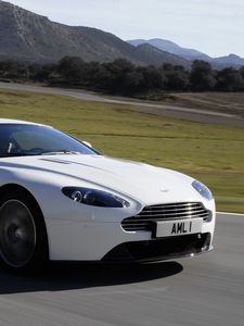 Превью обои aston martin, v8, vantage, 2011, белый, вид сбоку, скорость, астон мартин, горы