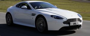 Превью обои aston martin, v8, vantage, 2011, белый, вид сбоку, скорость, астон мартин, горы