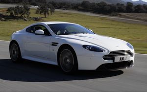 Превью обои aston martin, v8, vantage, 2011, белый, вид сбоку, скорость, астон мартин, горы