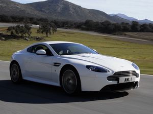 Превью обои aston martin, v8, vantage, 2011, белый, вид сбоку, скорость, астон мартин, горы