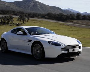 Превью обои aston martin, v8, vantage, 2011, белый, вид сбоку, скорость, астон мартин, горы