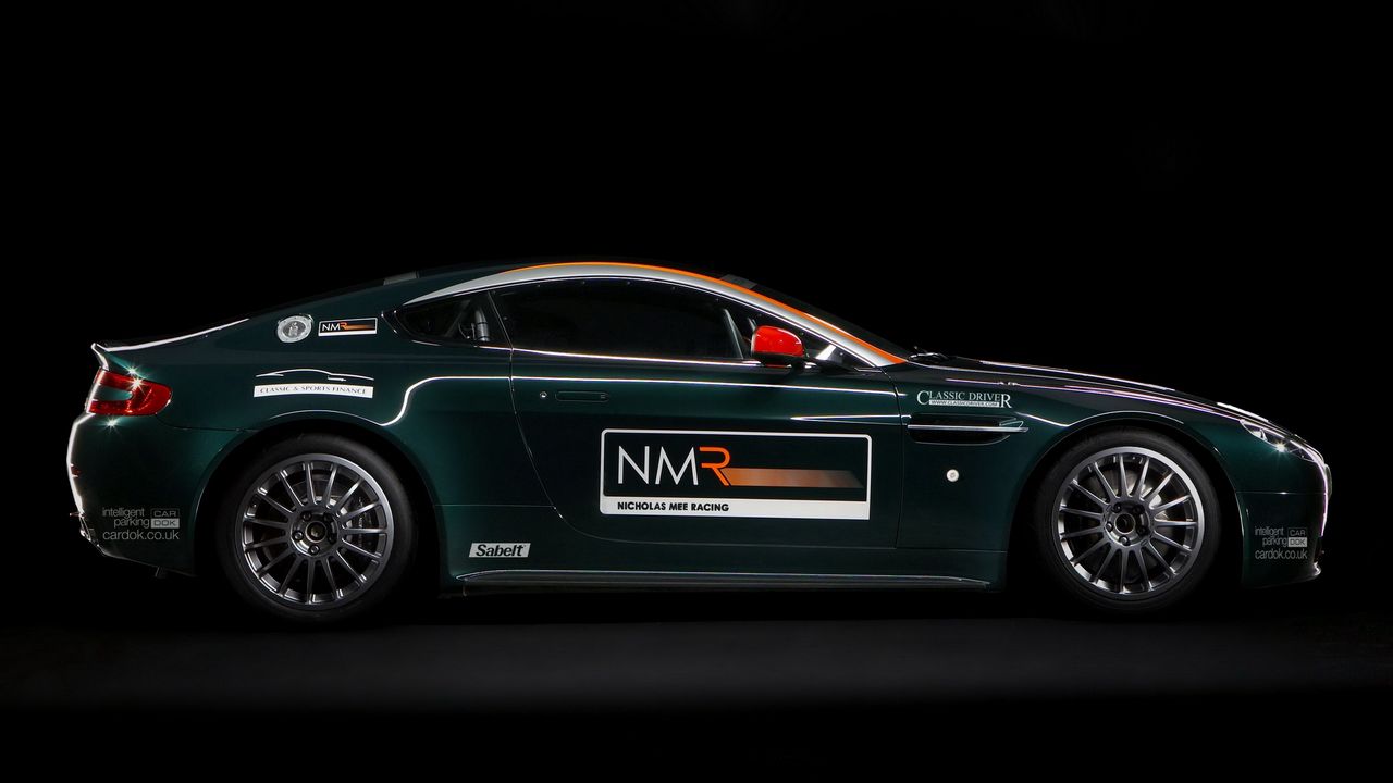 Обои aston martin, v8, vantage, 2009, зеленый, вид сбоку, спорт, астон мартин, стиль