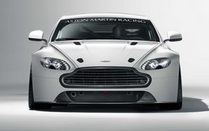 Превью обои aston martin, v8, vantage, 2010, белый, вид спереди, стиль, астон мартин, авто