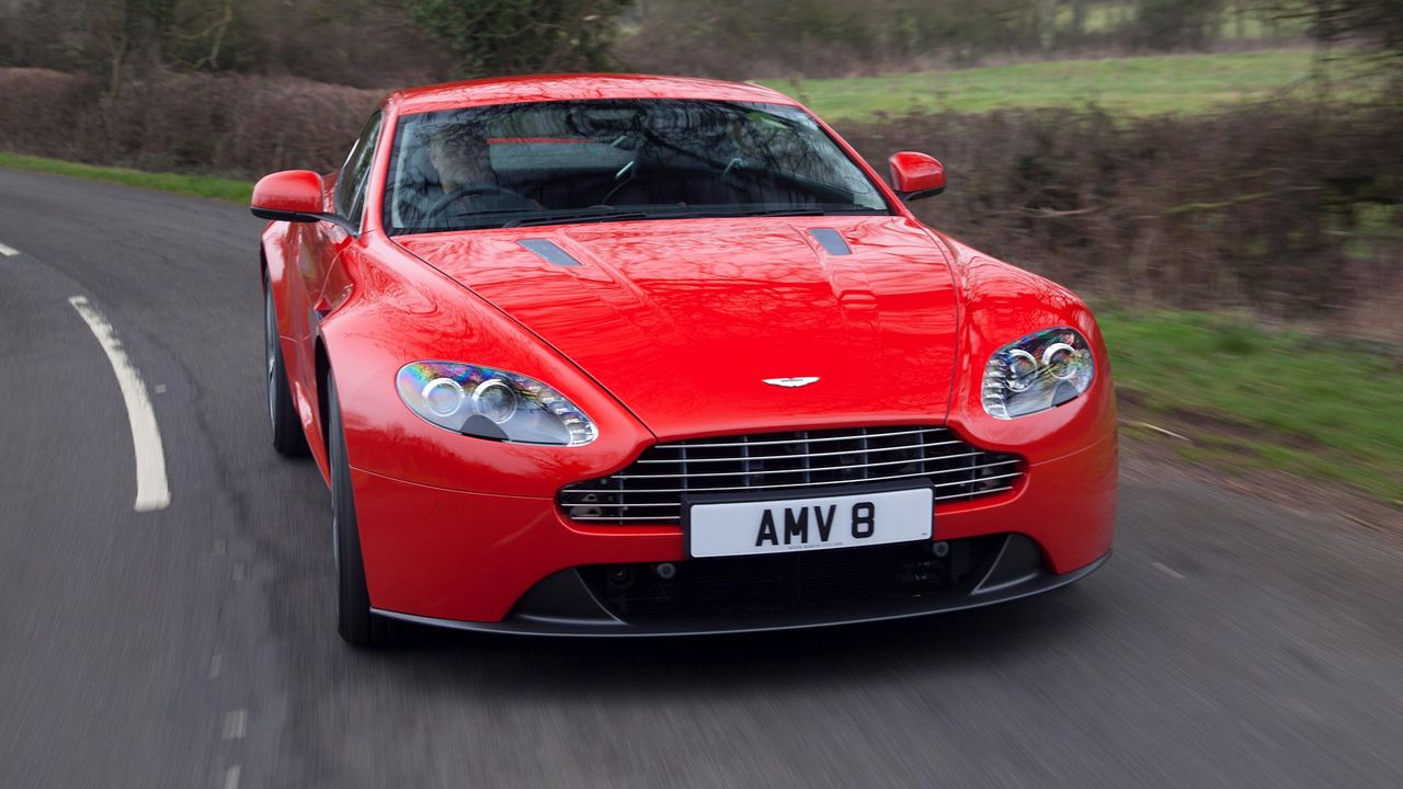 Обои aston martin, v8, vantage, 2012, красный, вид спереди, авто, астон мартин, асфальт