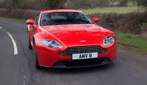 Превью обои aston martin, v8, vantage, 2012, красный, вид спереди, авто, астон мартин, асфальт