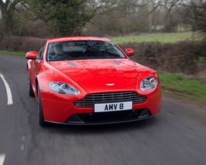 Превью обои aston martin, v8, vantage, 2012, красный, вид спереди, авто, астон мартин, асфальт