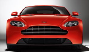 Превью обои aston martin, v8, vantage, 2012, красный, вид спереди, авто