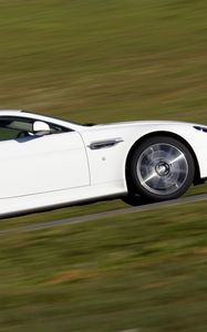 Превью обои aston martin, v8, vantage, 2011, белый, вид сбоку, скорость, астон мартин, трава