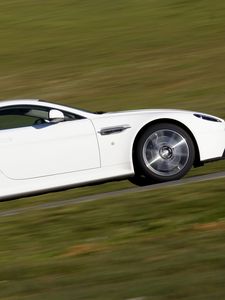 Превью обои aston martin, v8, vantage, 2011, белый, вид сбоку, скорость, астон мартин, трава