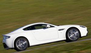 Превью обои aston martin, v8, vantage, 2011, белый, вид сбоку, скорость, астон мартин, трава