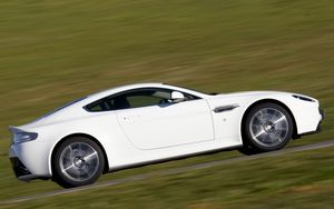 Превью обои aston martin, v8, vantage, 2011, белый, вид сбоку, скорость, астон мартин, трава