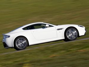 Превью обои aston martin, v8, vantage, 2011, белый, вид сбоку, скорость, астон мартин, трава