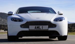 Превью обои aston martin, v8, vantage, 2011, белый, вид спереди, авто, астон мартин, асфальт