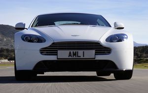 Превью обои aston martin, v8, vantage, 2011, белый, вид спереди, авто, астон мартин, асфальт