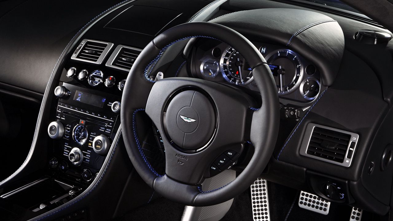 Обои aston martin, v8, vantage, 2011, салон, интерьер, руль, спидометр