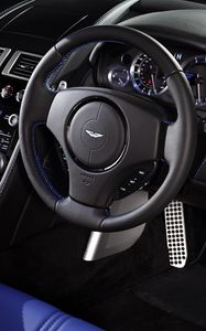 Превью обои aston martin, v8, vantage, 2011, салон, интерьер, руль, спидометр