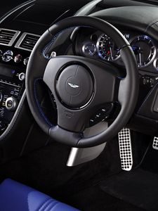 Превью обои aston martin, v8, vantage, 2011, салон, интерьер, руль, спидометр