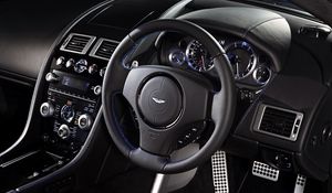 Превью обои aston martin, v8, vantage, 2011, салон, интерьер, руль, спидометр