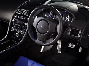 Превью обои aston martin, v8, vantage, 2011, салон, интерьер, руль, спидометр