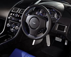 Превью обои aston martin, v8, vantage, 2011, салон, интерьер, руль, спидометр