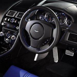 Превью обои aston martin, v8, vantage, 2011, салон, интерьер, руль, спидометр