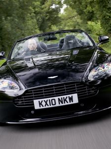 Превью обои aston martin, v8, vantage, 2010, черный, вид спереди, стиль, астон мартин, природа