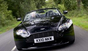 Превью обои aston martin, v8, vantage, 2010, черный, вид спереди, стиль, астон мартин, природа