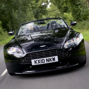 Превью обои aston martin, v8, vantage, 2010, черный, вид спереди, стиль, астон мартин, природа