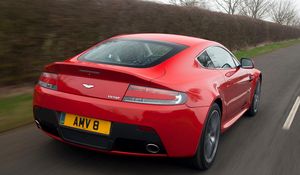 Превью обои aston martin, v8, vantage, 2012, красный, вид сзади, авто, астон мартин, скорость