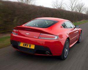 Превью обои aston martin, v8, vantage, 2012, красный, вид сзади, авто, астон мартин, скорость