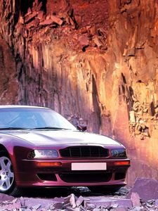 Превью обои aston martin, v8, vantage, 1993, вишневый, вид спереди, стиль, астон мартин, скалы