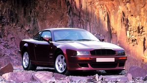 Превью обои aston martin, v8, vantage, 1993, вишневый, вид спереди, стиль, астон мартин, скалы