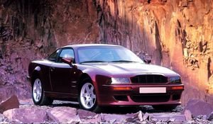 Превью обои aston martin, v8, vantage, 1993, вишневый, вид спереди, стиль, астон мартин, скалы