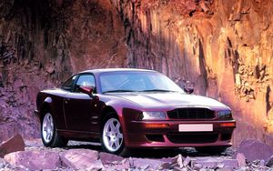 Превью обои aston martin, v8, vantage, 1993, вишневый, вид спереди, стиль, астон мартин, скалы