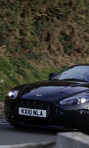 Превью обои aston martin, v8, vantage, 2010, черный, вид сбоку, стиль, астон мартин, природа