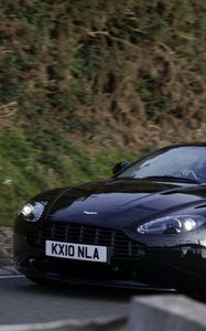 Превью обои aston martin, v8, vantage, 2010, черный, вид сбоку, стиль, астон мартин, природа