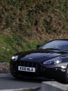 Превью обои aston martin, v8, vantage, 2010, черный, вид сбоку, стиль, астон мартин, природа