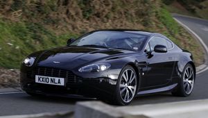 Превью обои aston martin, v8, vantage, 2010, черный, вид сбоку, стиль, астон мартин, природа