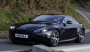 Превью обои aston martin, v8, vantage, 2010, черный, вид сбоку, стиль, астон мартин, природа